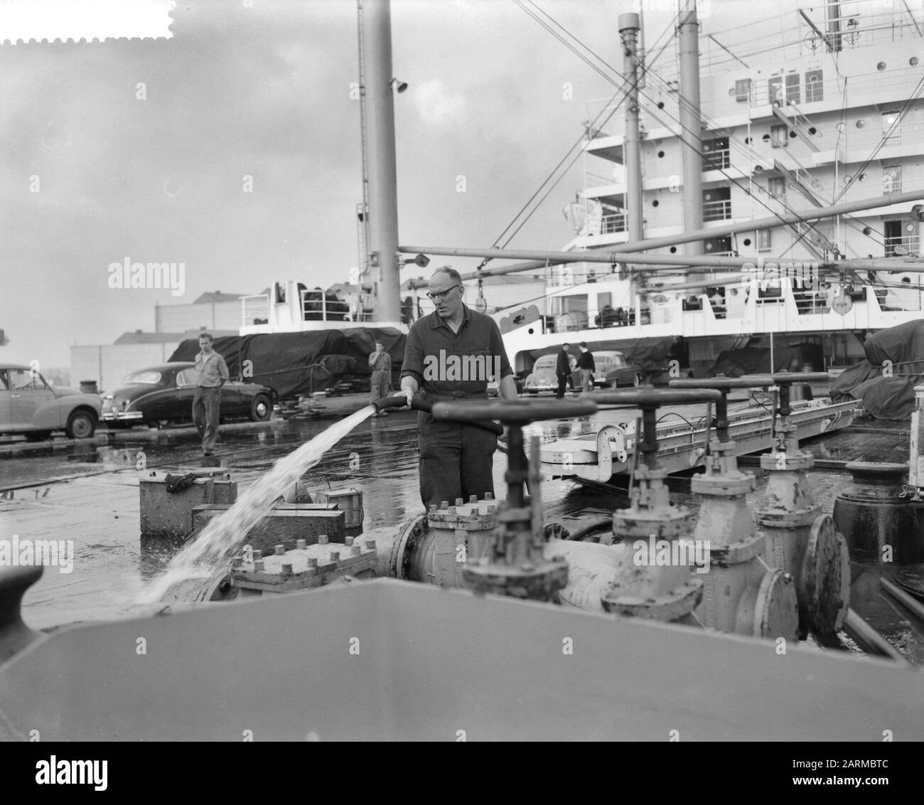 Préparations pour la voile du Willem Barendsz nettoyage du pont Date: 2 novembre 1959 mots clés: Nettoyage, Préparations, pont, voile Nom du cadre: Mme Willem Barentz Banque D'Images