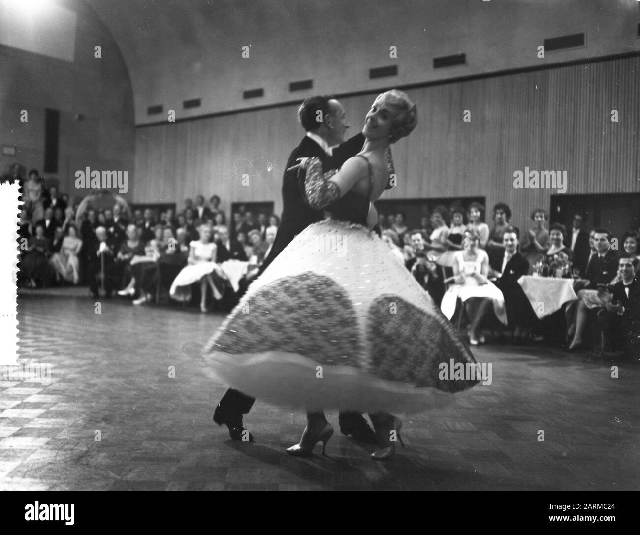 Championnat européen de danse à Krasnapolski à Amsterdam couple gagnant Smith Hampshire Casay Date: 20 Novembre 1959 lieu: Amsterdam, Noord-Holland mots clés: Championnat de danse Nom De La Personne : Casey, D., Smith-Hampshire, H Nom de l'institution: Krasnapolski Banque D'Images