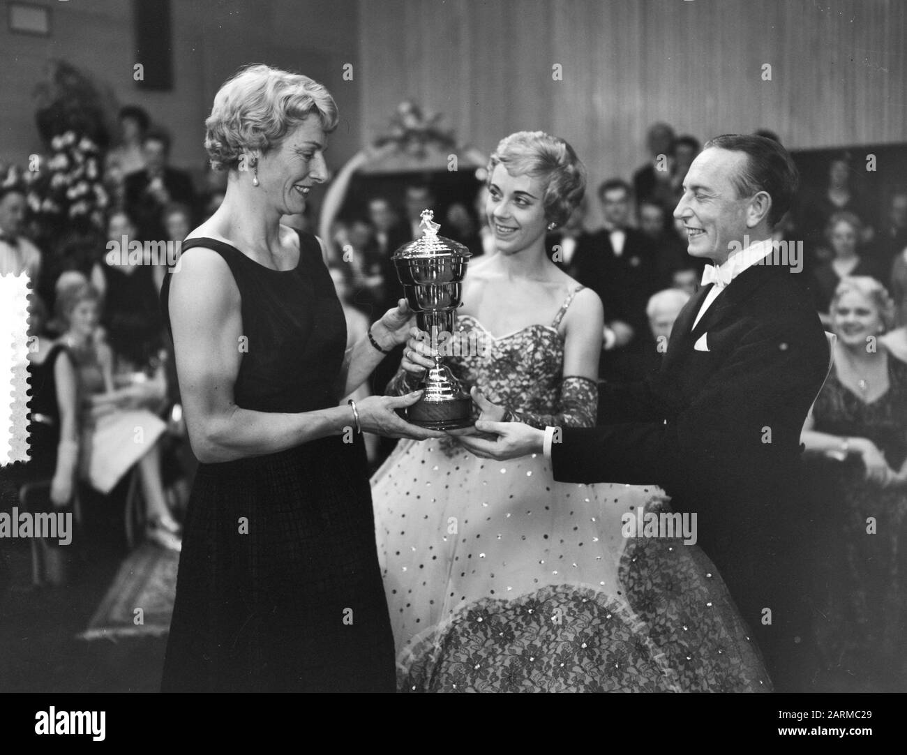 Championnat européen de danse à Krasnapolski à Amsterdam couple gagnant Smith Hampshire Casay, Fanny Blankers-Koen prix Date: 20 Novembre 1959 lieu: Amsterdam, Noord-Holland mots clés: Prix, Championnats de danse Nom personnel: Blankers-Koen, Fanny, Casey, D., Smith-Hampshire, H Nom de l'établissement: Krasnapolski Banque D'Images