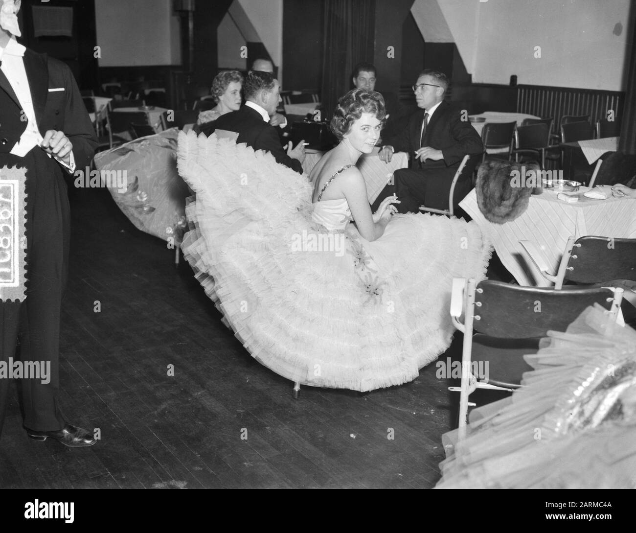 Championnat européen de danse à Krasnapolski à Amsterdam couple gagnant Smith Hampshire Casay, Fanny Blankers-Koen prix Date: 20 Novembre 1959 lieu: Amsterdam, Noord-Holland mots clés: Prix, Championnats de danse Nom personnel: Blankers-Koen, Fanny, Casey, D., Smith-Hampshire, H Nom de l'établissement: Krasnapolski Banque D'Images
