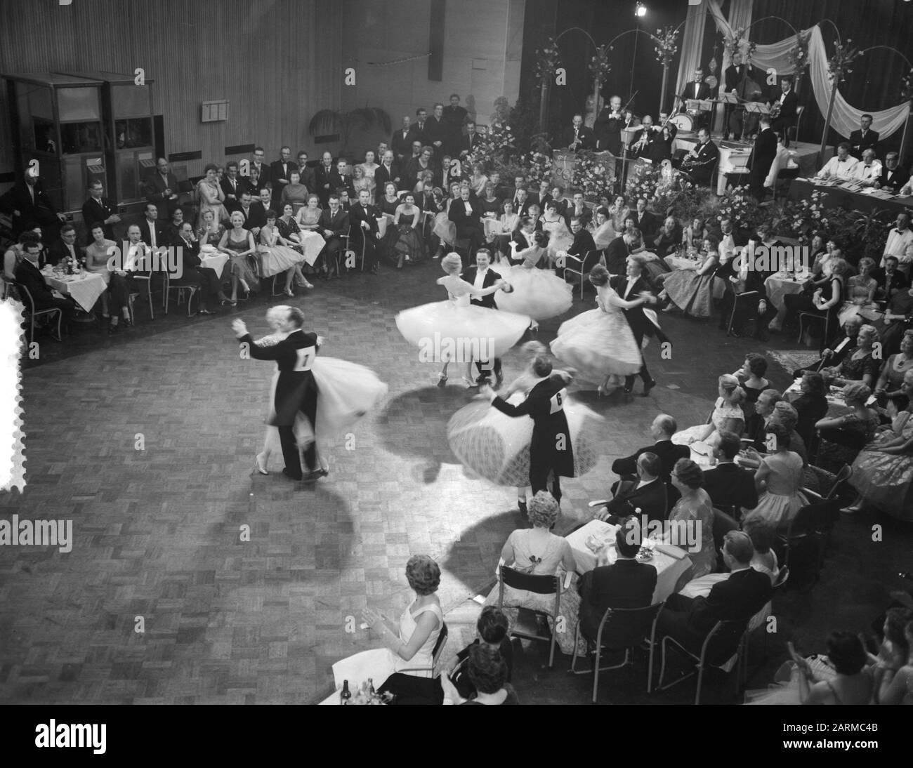 Championnat européen de danse à Krasnapolski à Amsterdam couple gagnant Smith Hampshire Casay, Fanny Blankers-Koen prix Date: 20 Novembre 1959 lieu: Amsterdam, Noord-Holland mots clés: Prix, Championnats de danse Nom personnel: Blankers-Koen, Fanny, Casey, D., Smith-Hampshire, H Nom de l'établissement: Krasnapolski Banque D'Images