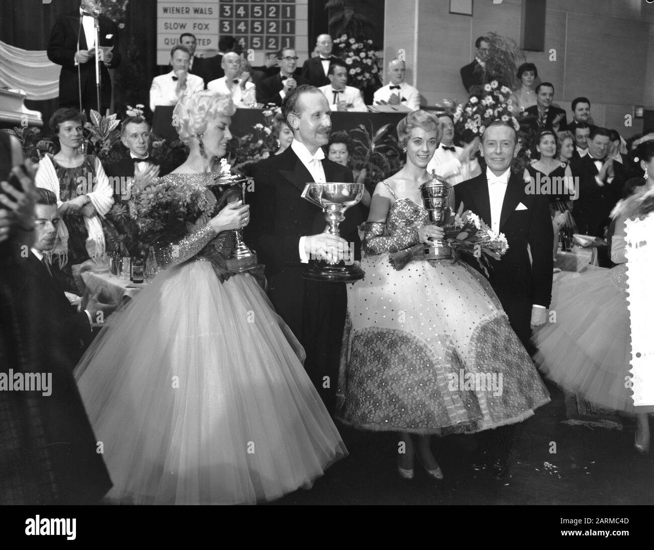 Championnat européen de danse à Krasnapolski à Amsterdam couple gagnant Smith-Hampshire/Casay. Sur la gauche, le couple de danse néerlandais Wim Voeten et Jeanne Assman qui sont arrivés deuxième. Annotation: Doreen Casey est décédé le 16 septembre 2002 Date: 20 novembre 1959 lieu: Amsterdam, Noord-Holland mots clés: Championnats de danse, récompenses, danses de salle de bal Nom personnel: Assman, Jeanne, Casey, Doreen, Smith-Hampshire, Harry, Feet Wim Nom de l'établissement: Krasnapolski Banque D'Images