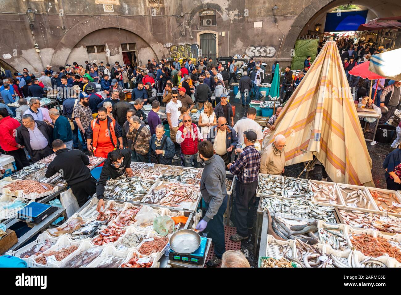 Catane, Italie - 11 mai 2019: La Pescheria, le célèbre marché historique du poisson à Catane, Sicile. Banque D'Images