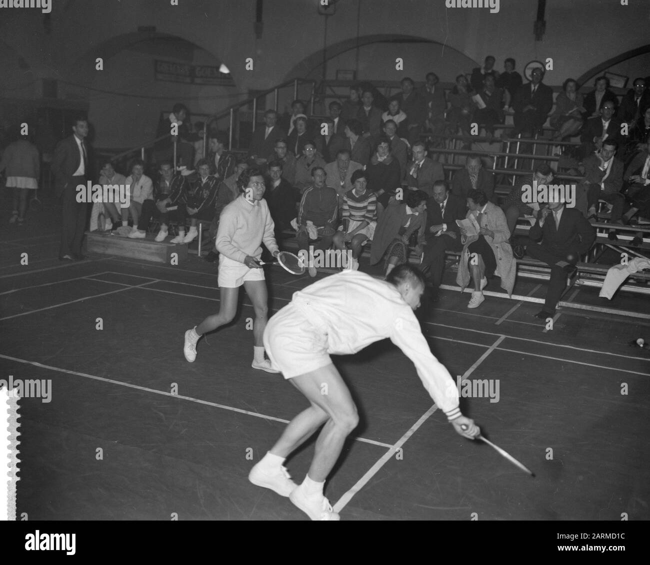 Championnat international de badminton à Haarlem Miss P. Patabongs vs Lee Kin Tat Date: 14 février 1960 lieu: Haarlem mots clés: Badminton, sport Nom De La Personne: Lee Kin Tat, Patabongs P Banque D'Images