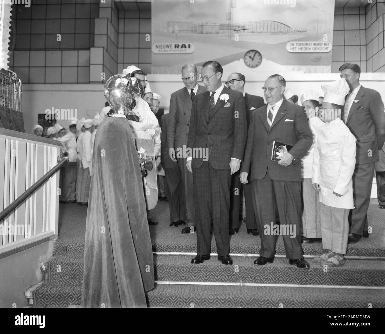 Son Altesse Royale le Prince Bernhard ouvre une exposition internationale de boulangerie dans le bâtiment RAI Amsterdam, Prince Bernhard au cours du tour Date: 10 mai 1960 lieu: Amsterdam, Hollande-Nord mots clés: Expositions de boulangerie, ouvertures, visites Nom personnel: Bernhard, prince Banque D'Images