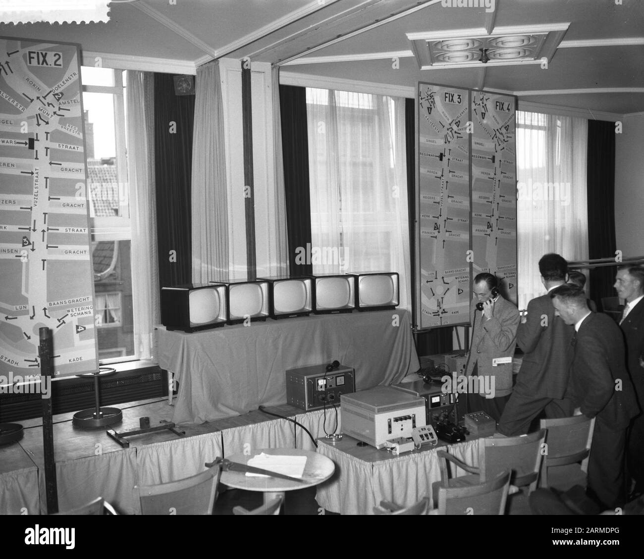 Contrôle de la circulation par la télévision sur Rokin et Vijzelstraat par la police d'Amsterdam Date: 23 mai 1960 lieu: Amsterdam, Noord-Holland mots clés: Police, réglementation de la circulation Nom personnel: Rokin Banque D'Images