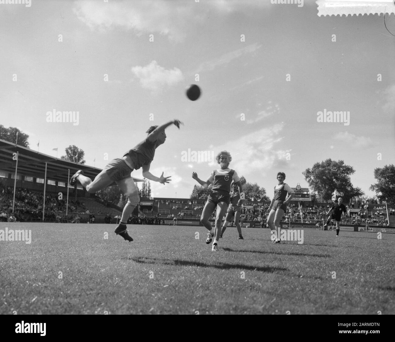 Final Women's handball World Championship, Roumanie contre l'Autriche Date: 19 juin 1960 lieu: Autriche, Roumanie mots clés: Femme handball, finales, championnats du monde Banque D'Images