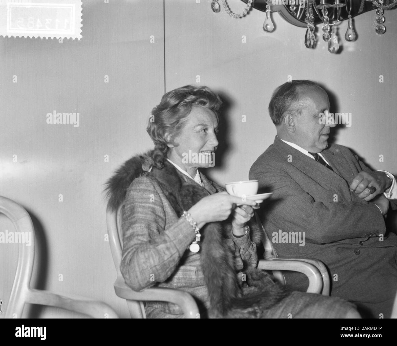Elisabeht Bergner et O. E. Hasse (conférence de presse) Date : 20 juin 1960 mots clés : conférences de presse Nom personnel : Elisabeht Bergner, O. E. Hasse Banque D'Images