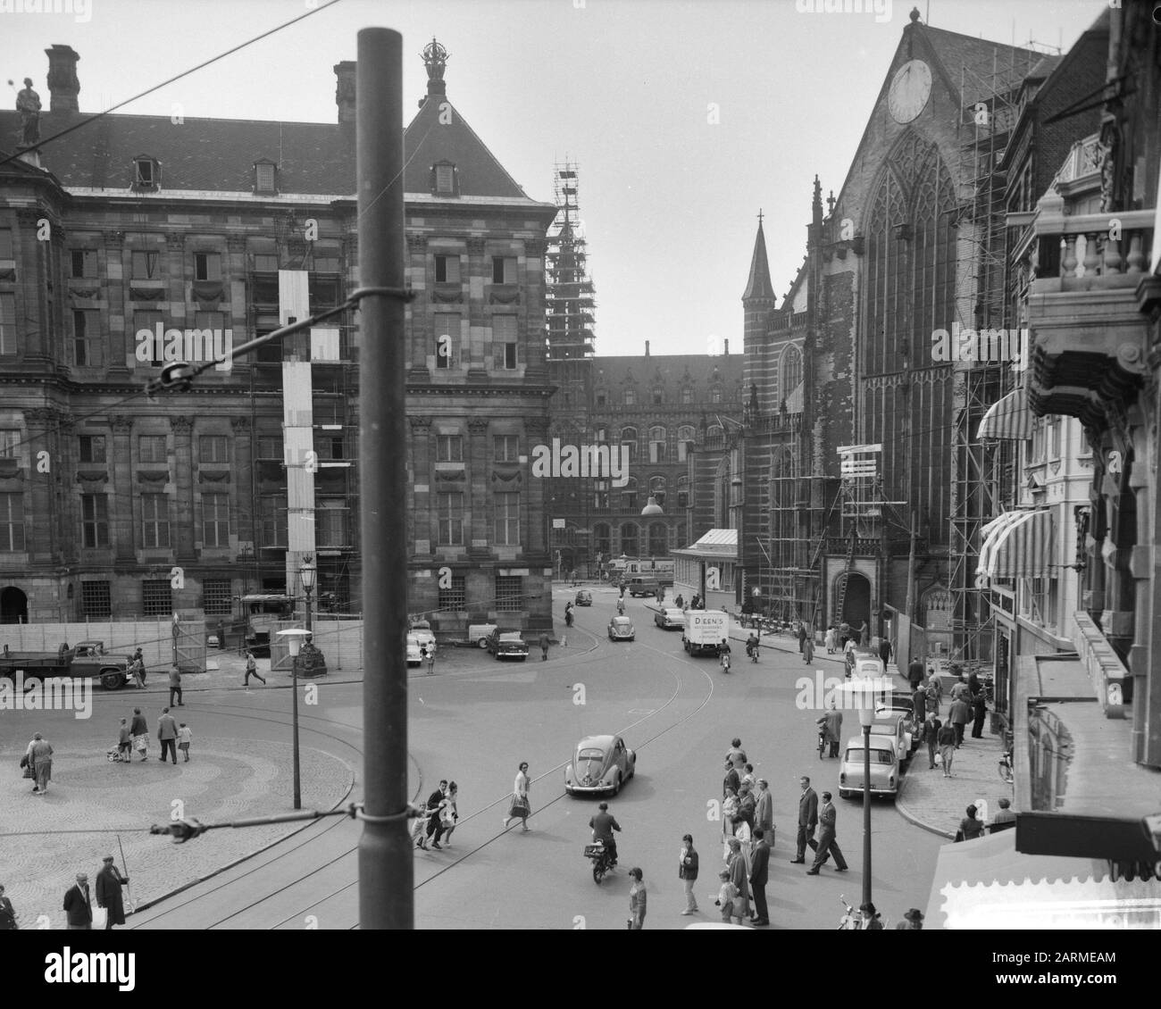 Travaux de restauration sur le barrage d'Amsterdam, barrage d'aperçu, Palais de gauche dans l'échafaudage, Nieuwe Kerk droite Date: 1 août 1960 lieu: Amsterdam, Noord-Holland mots clés: Vues panoramiques, palais, restaurations, échafaudage Banque D'Images