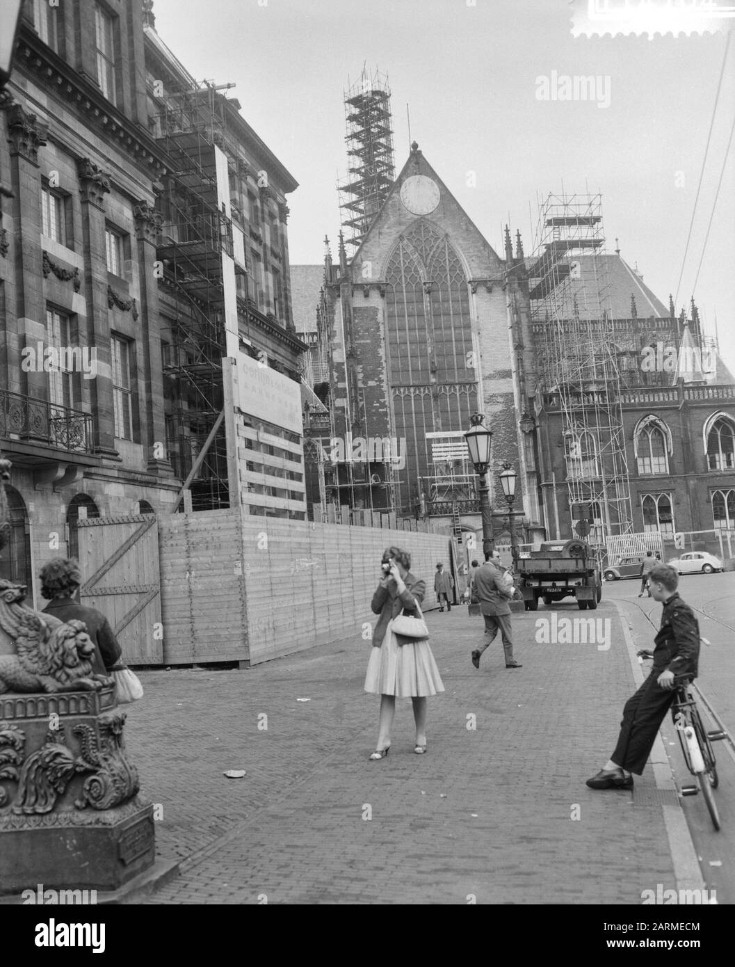 Travaux de restauration sur le barrage d'Amsterdam, barrage d'aperçu, Palais de gauche dans l'échafaudage, Nieuwe Kerk droite Date: 1 août 1960 lieu: Amsterdam, Noord-Holland mots clés: Vues panoramiques, palais, restaurations, échafaudage Banque D'Images