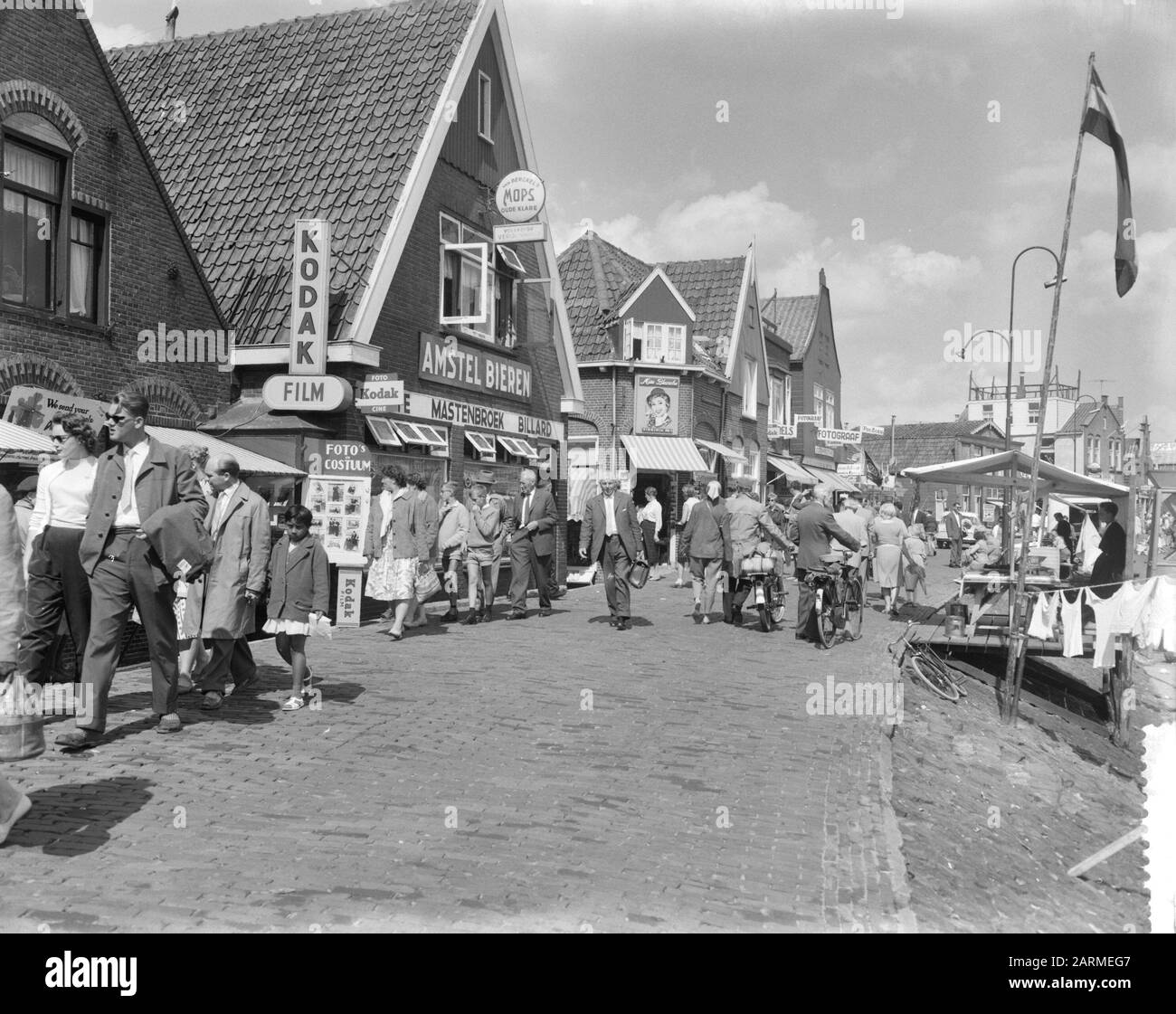 Invasion Touristique À Volendam Date : 17 Août 1960 Lieu : Noord-Holland, Volendam Mots Clés : Invasions Touristiques Banque D'Images