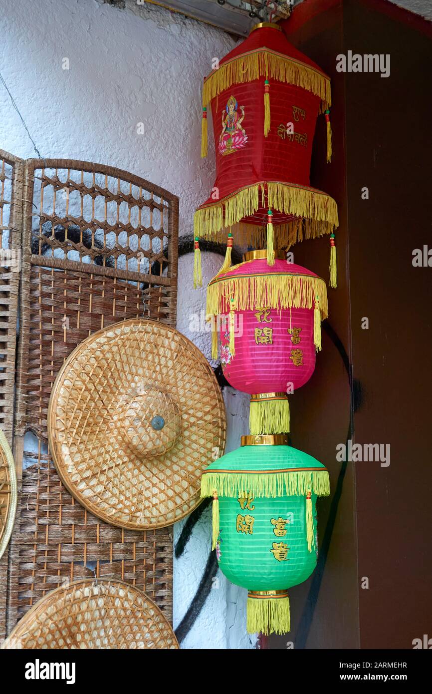 Papier chinois coloré et lanternes indiennes et chapeaux de paille accrochés à l'extérieur d'un magasin à Chinatown, Vancouver, C.-B., Canada Banque D'Images