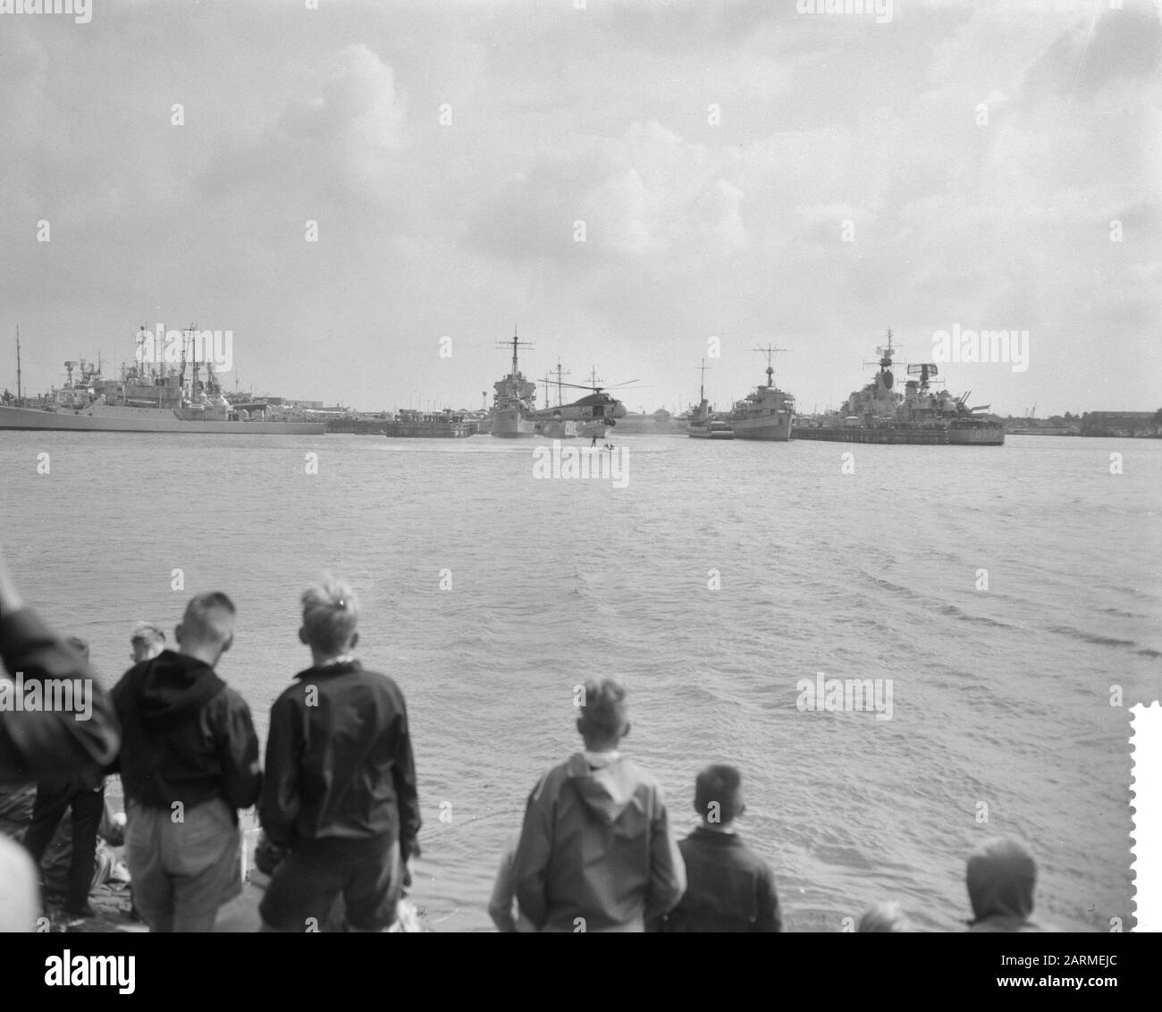 Journées de la flotte à Den Helder, hélicoptères durant la démonstration Date: 19 août 1960 lieu: Den Helder mots clés: Démonstrations, HELOTDAYS Banque D'Images