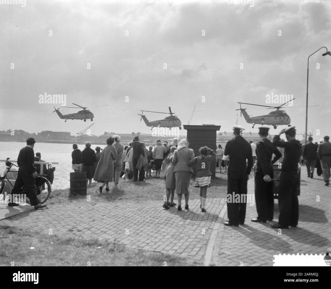 Journées de la flotte à Den Helder, hélicoptères durant la démonstration Date: 19 août 1960 lieu: Den Helder mots clés: Démonstrations, HELOTDAYS Banque D'Images