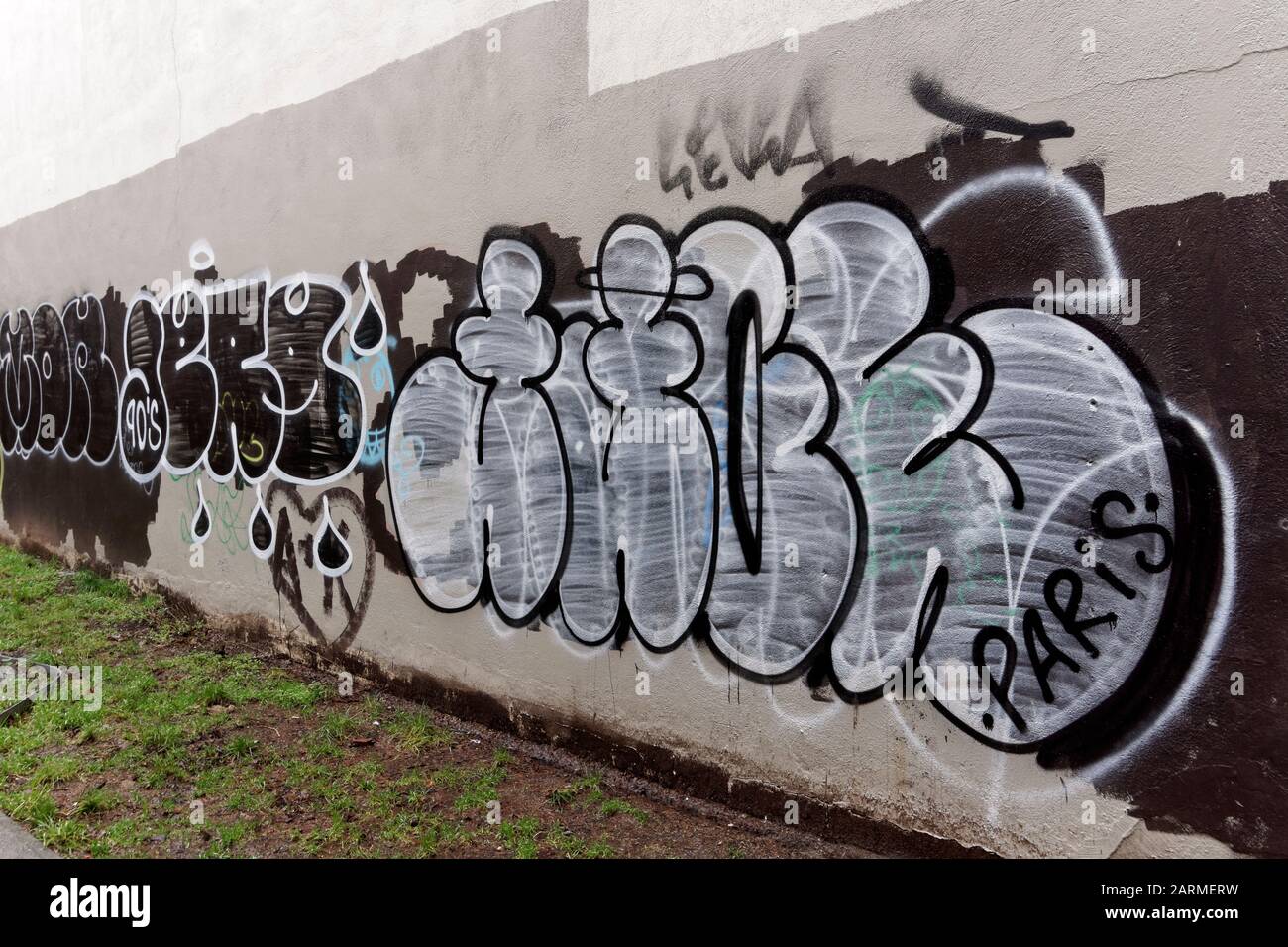 Mur recouvert de graffitis et de tags urbains à Vancouver, en Colombie-Britannique, au Canada Banque D'Images
