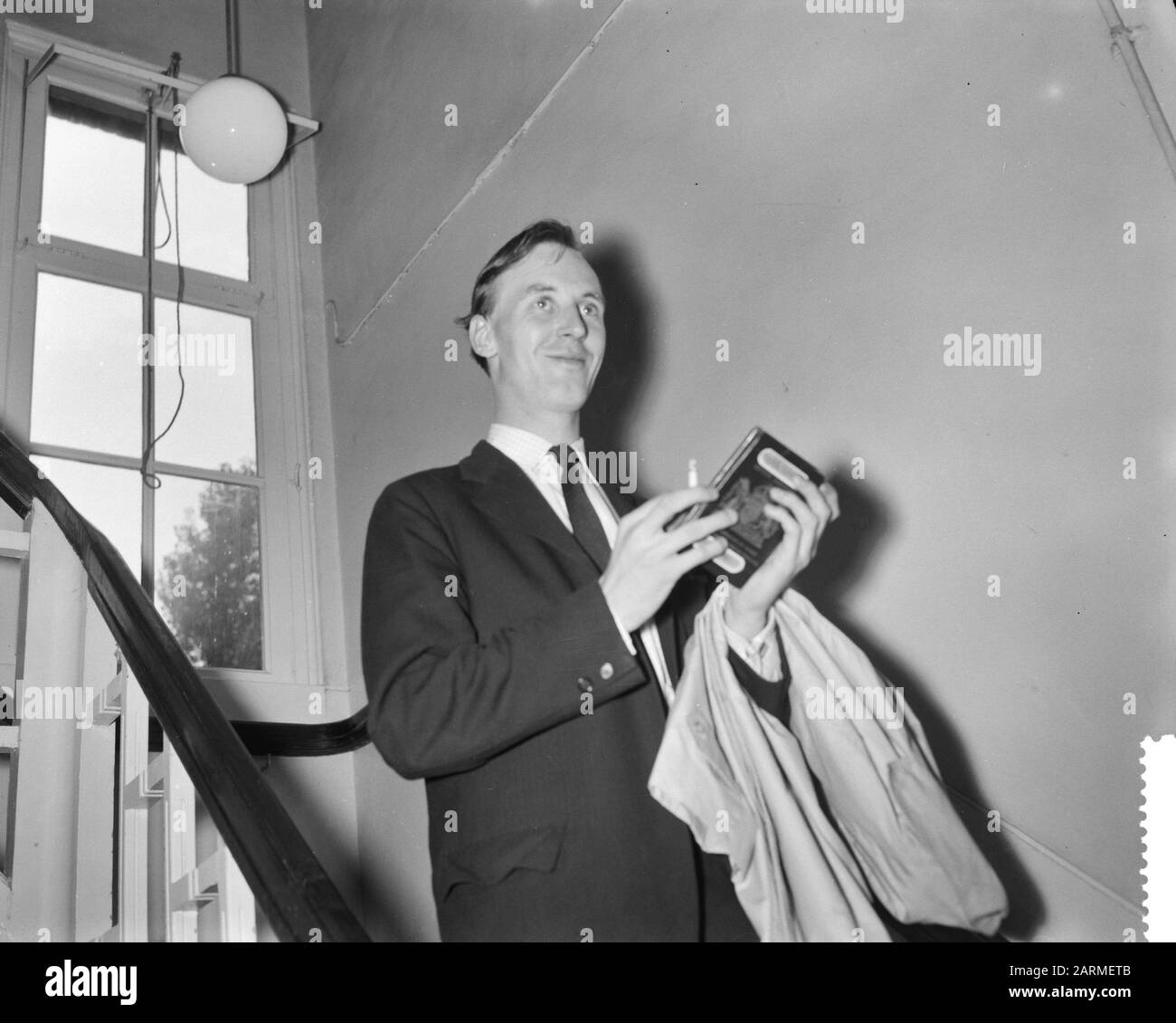 Le courtier anglais Cook retourne son passeport au poste de police Date: 30 août 1960 mots clés: Courtiers, passeports, postes de police Nom personnel: Cuisinier Banque D'Images