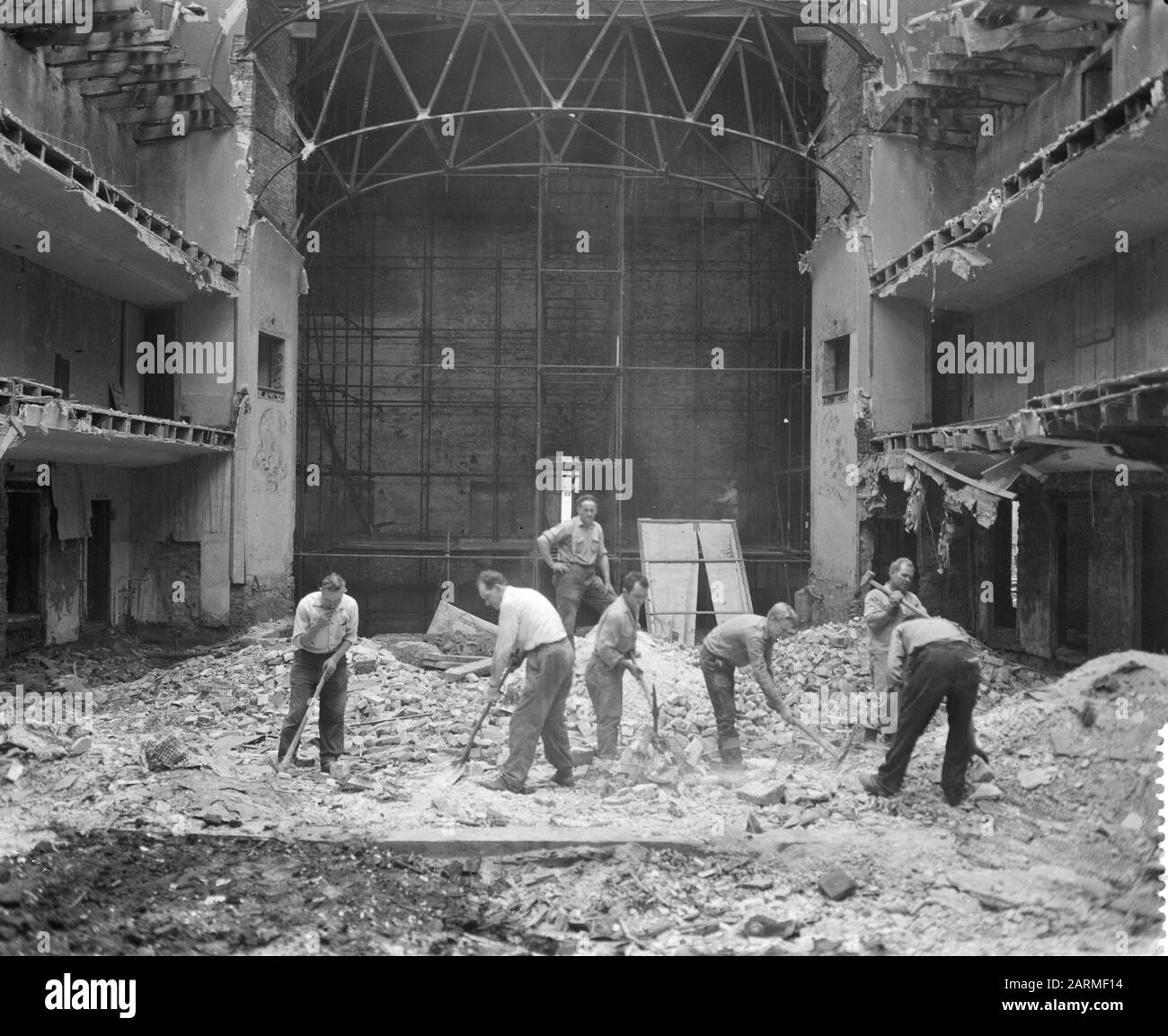 Hollandse schouwburg est décoré comme une salle commémorative où la pelouse en herbe vient Date: 19 septembre 1960 mots clés: Lieux commémoratifs, théâtres Banque D'Images