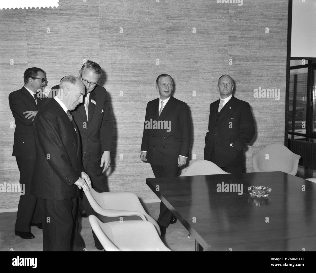 Secrétaire d'Etat à l'éducation Arts et Sciences ouvre la nouvelle maison de livres dans la Van Tooropstraat Date: 27 octobre 1960 mots clés: Maisons de livres, ouvertures Nom personnel: Secrétaire d'Etat van Onderwijs Arts et Sciences Banque D'Images