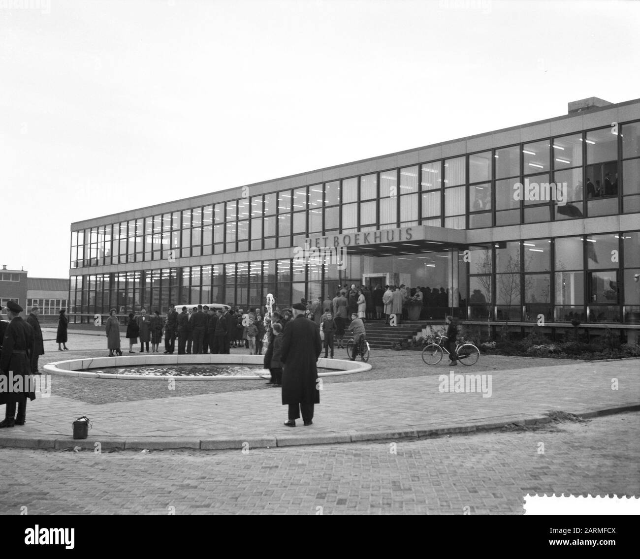 Secrétaire d'Etat à l'éducation Arts et Sciences ouvre la nouvelle maison de livres dans la Van Tooropstraat Date: 27 octobre 1960 mots clés: Maisons de livres, ouvertures Nom personnel: Secrétaire d'Etat van Onderwijs Arts et Sciences Banque D'Images
