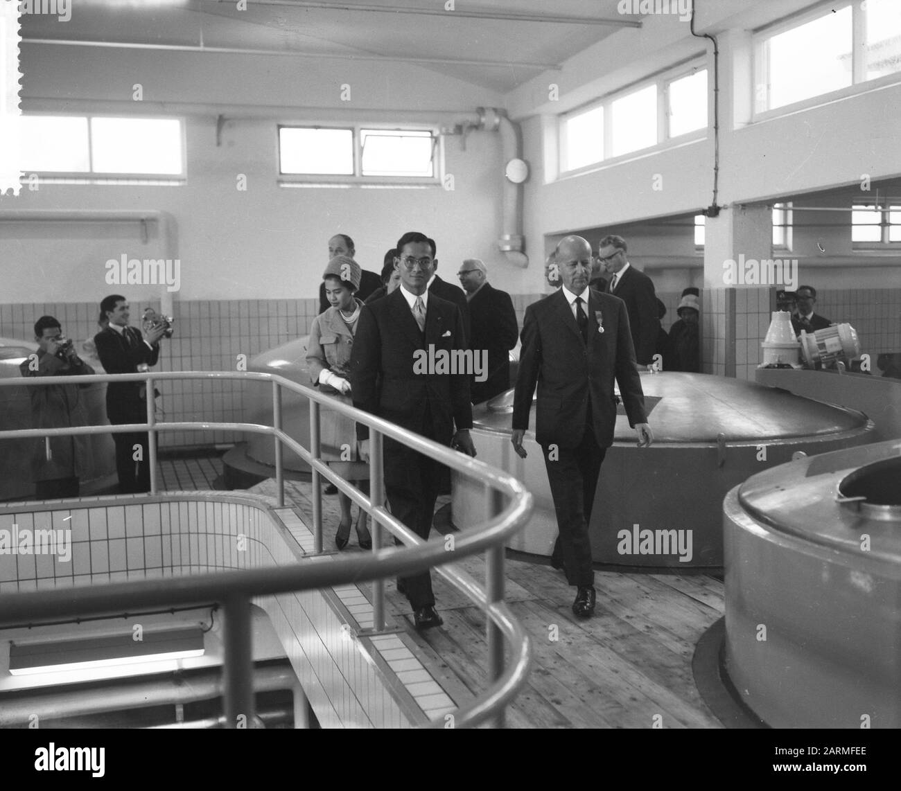 Le couple royal thaïlandais visite Coop. Oh, Centr. Fabrique De Lait Saint-Bernardus Date: 26 Octobre 1960 Lieu: Thaïlande Mots Clés: Princes Binks Nom De L'Institution: Milkfabriek Sint Bernardus Banque D'Images