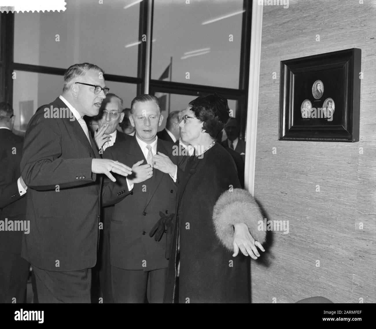 Secrétaire d'Etat à l'éducation Arts et Sciences ouvre la nouvelle maison de livres dans la Van Tooropstraat Date: 27 octobre 1960 mots clés: Maisons de livres, ouvertures Nom personnel: Secrétaire d'Etat van Onderwijs Arts et Sciences Banque D'Images