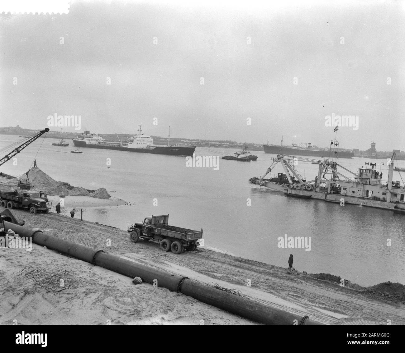Le premier pétrolier navigue dans le port d'Europoort Date: 13 décembre 1960 mots clés: Pétroliers pétroliers Banque D'Images