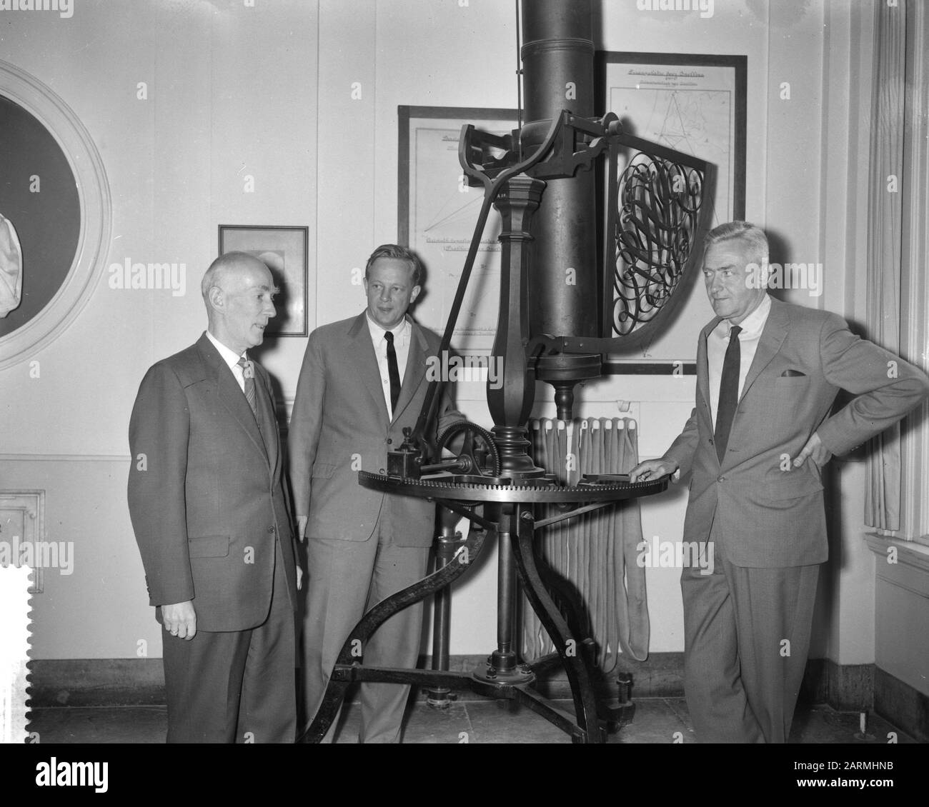 ' Leiden Observatory Centenary, 1961. De gauche à droite : Jan Oort, Hendrik C. van de Hulst, Pieter Oosterhoff. Télescope réflecteur grégorien du XVIIIe siècle, construit vers 1750 par le fabricant d'instruments d'Amsterdam Adam Steitz pour le marchand d'Amsterdam Jacobus van der Wall.; ' Banque D'Images