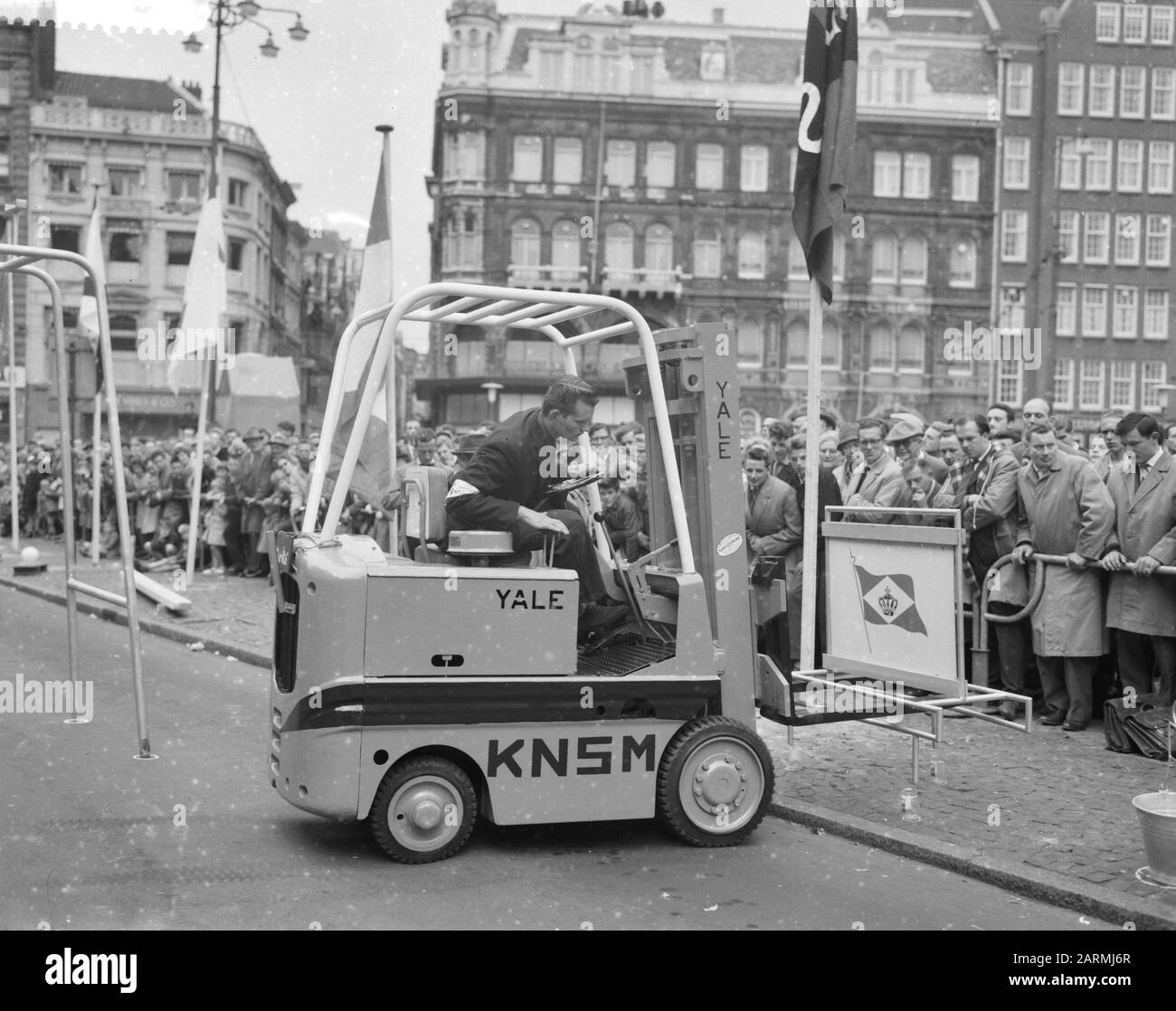 Rencontres des chariots élévateurs sur le barrage Date : 3 juin 1961 mots clés : chariots élévateurs, compétitions Banque D'Images