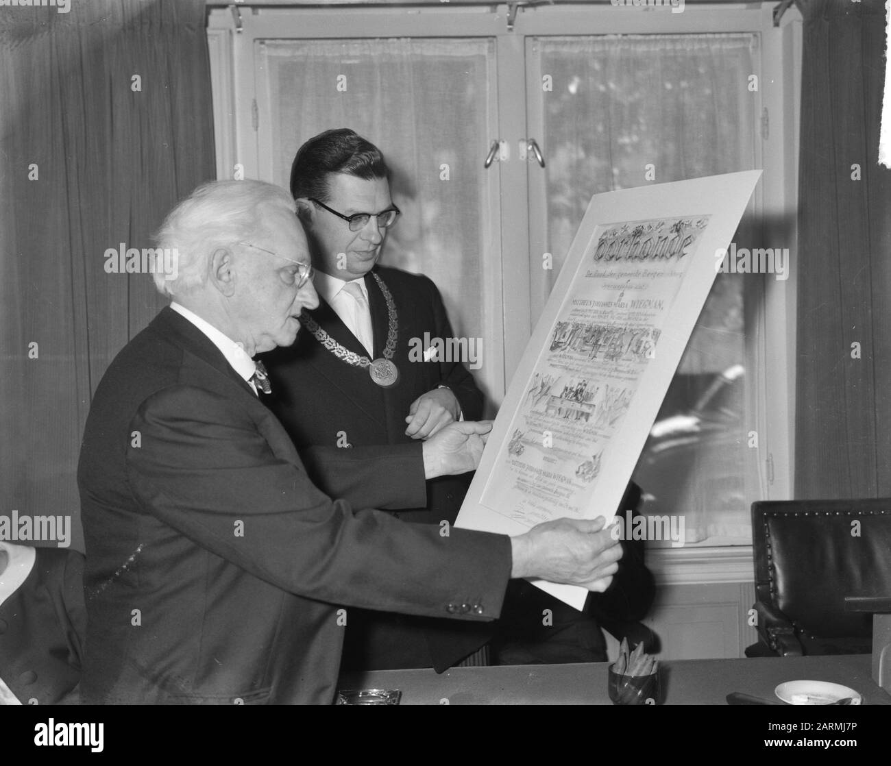 Penning Honoraire Pour Matthieu Wiegman. M. Wiegman et maire L. J. de Ruiter voient le certificat Date : 31 mai 1961 Nom personnel : maire L. J. de Ruiter, Wiegman, Matthieu Banque D'Images