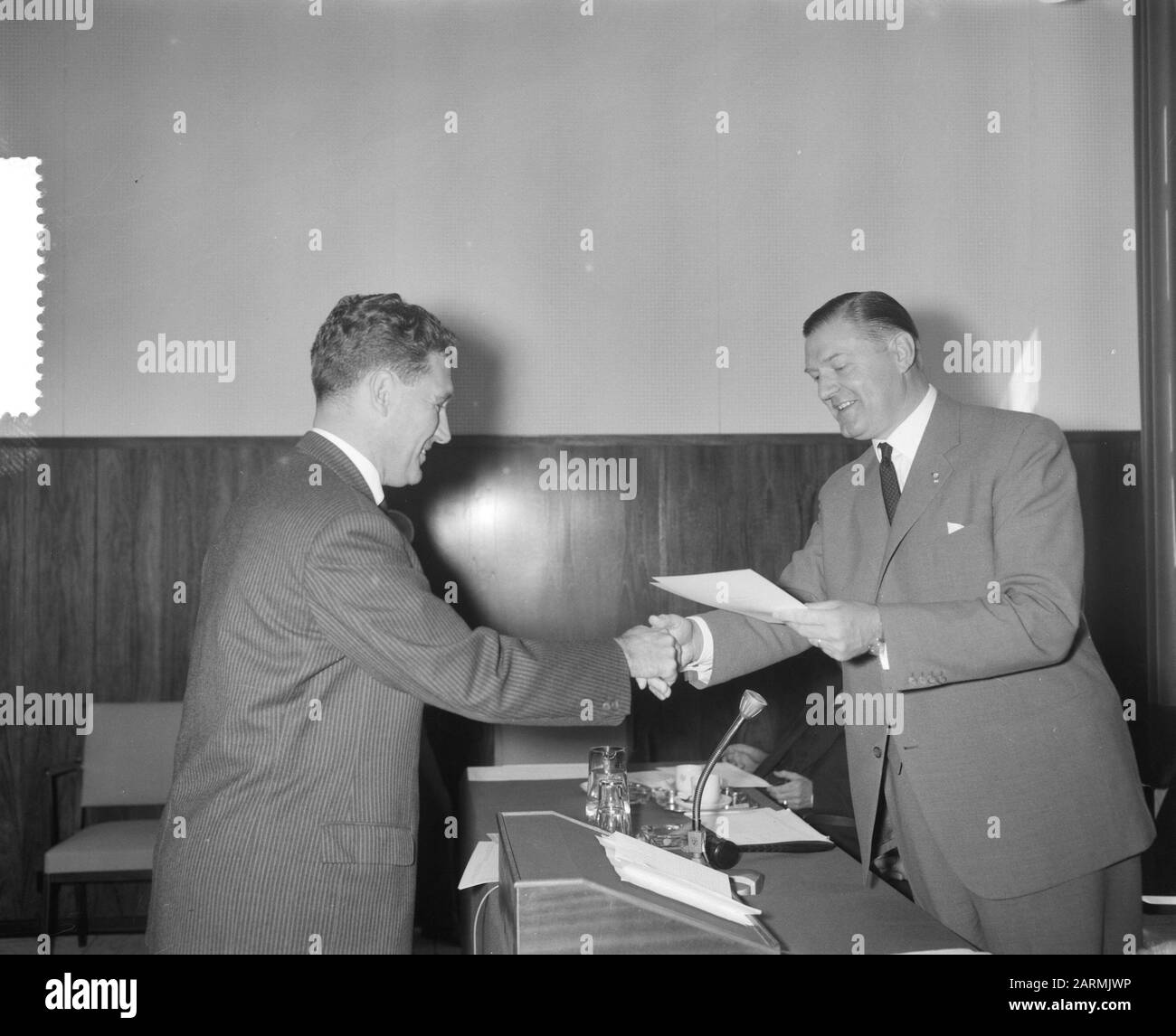 Fondation pour l'étude bancaire Koninginnegracht 101 les diplômes du Prix de la Haye. Date d'affectation : 28 juillet 1961 mots clés : Prix, affectations, fondations Banque D'Images