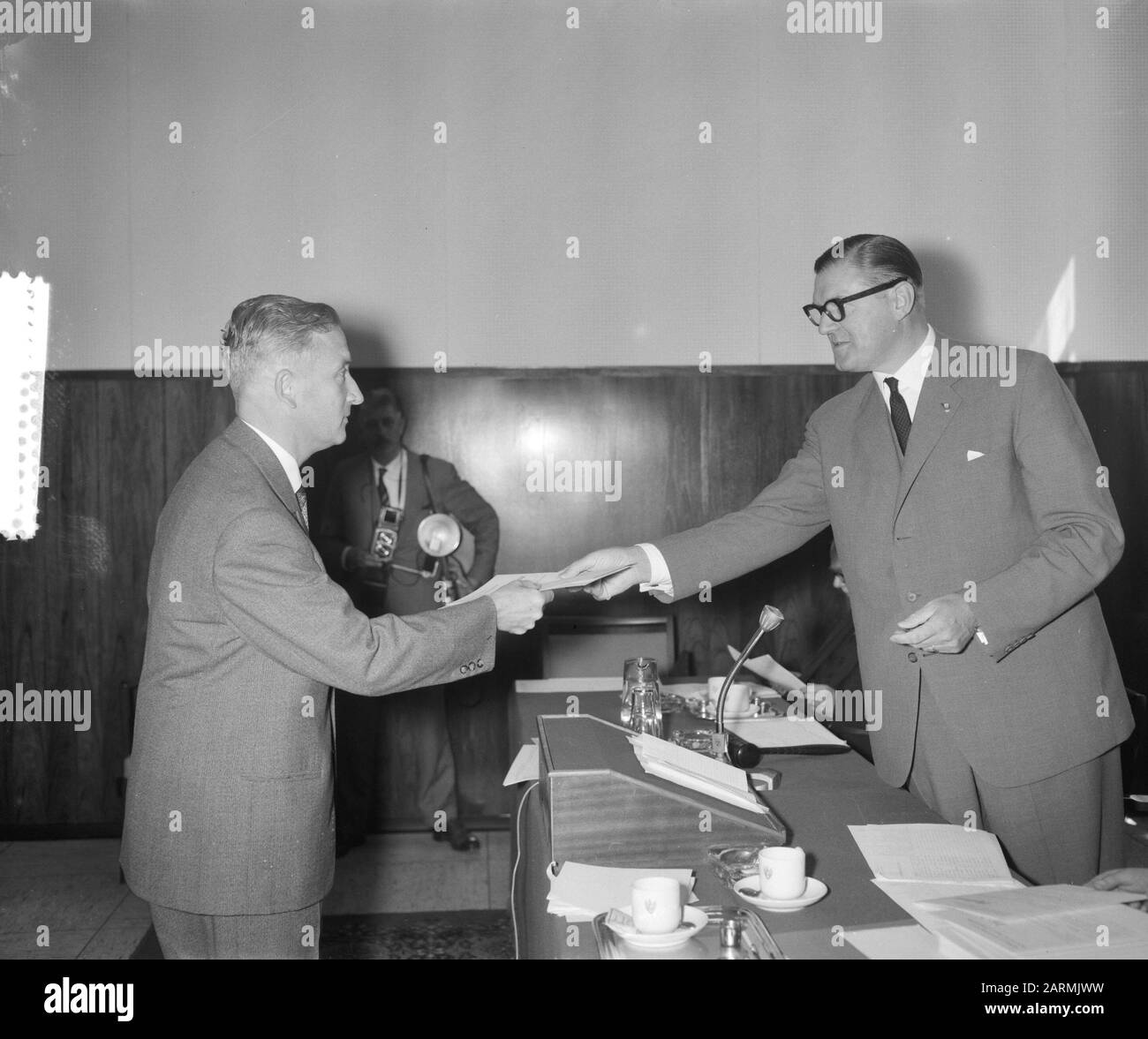Fondation pour l'étude bancaire Koninginnegracht 101 les diplômes du Prix de la Haye. Date d'affectation : 28 juillet 1961 mots clés : Prix, affectations, fondations Banque D'Images