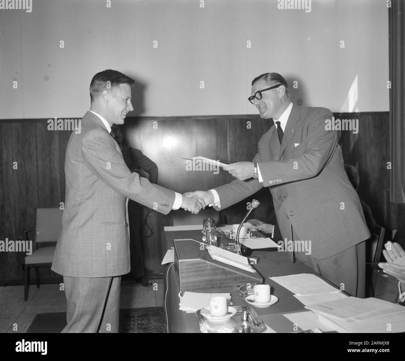 Fondation pour l'étude bancaire Koninginnegracht 101 les diplômes du Prix de la Haye. Date d'affectation : 28 juillet 1961 mots clés : Prix, affectations, fondations Banque D'Images