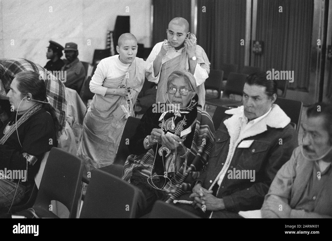 Quatrième Tribunal Russel sur les droits Indiens en Amérique à de Doelen à Rotterdam, Indiens Navajo avec moines bouddhistes Date : 24 novembre 1980 lieu : Rotterdam, Zuid-Holland mots clés : INDIENS, MOINES Nom de l'institution : Doelen, The, Russell Tribunal Banque D'Images