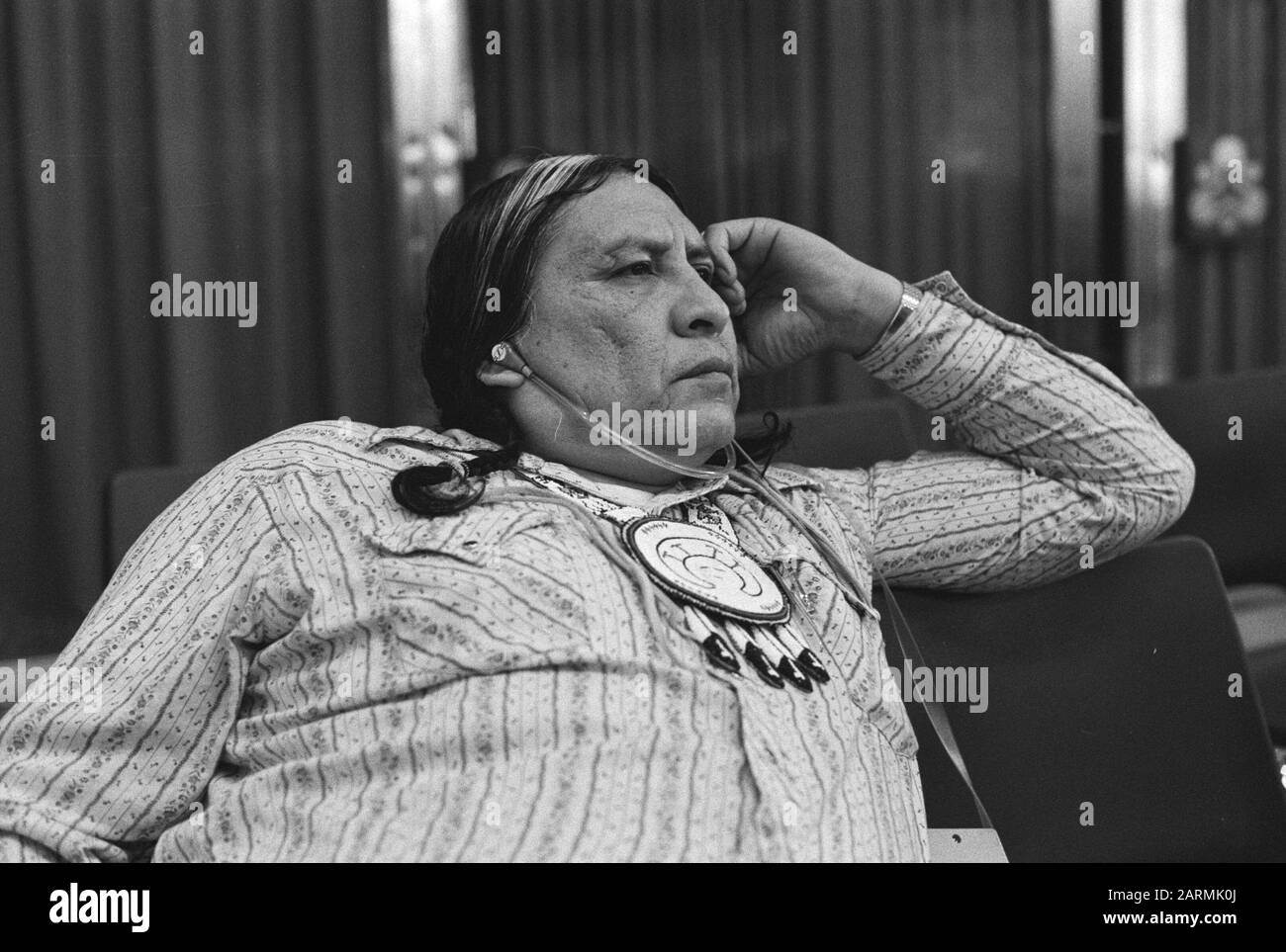 Quatrième Tribunal Russel sur les droits Indiens en Amérique à de Doelen à Rotterdam, Sioux-Indian Archie Fire Lame Deer au cours du tribunal Date : 24 novembre 1980 lieu : Rotterdam, Zuid-Holland mots clés : Indian Nom de l'institution : Doelen, The, Russell-Tribunal Banque D'Images