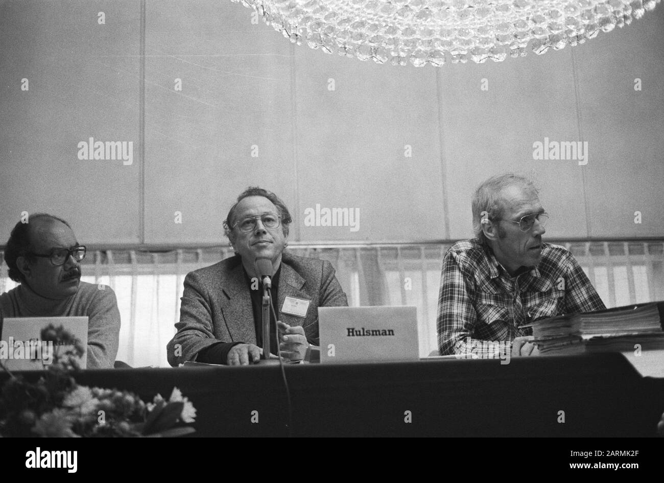 Quatrième Tribunal Russel sur les droits des Indiens des Amériques à de Doelen à Rotterdam, président du jury Hulsman et membre du jury Nauta Date: 24 novembre 1980 lieu: Rotterdam, Zuid-Holland mots clés: Tribunaux Nom personnel: Hulsman, Nauta, John Nom de l'institution: Doelen, The, Russell Tribunal Banque D'Images