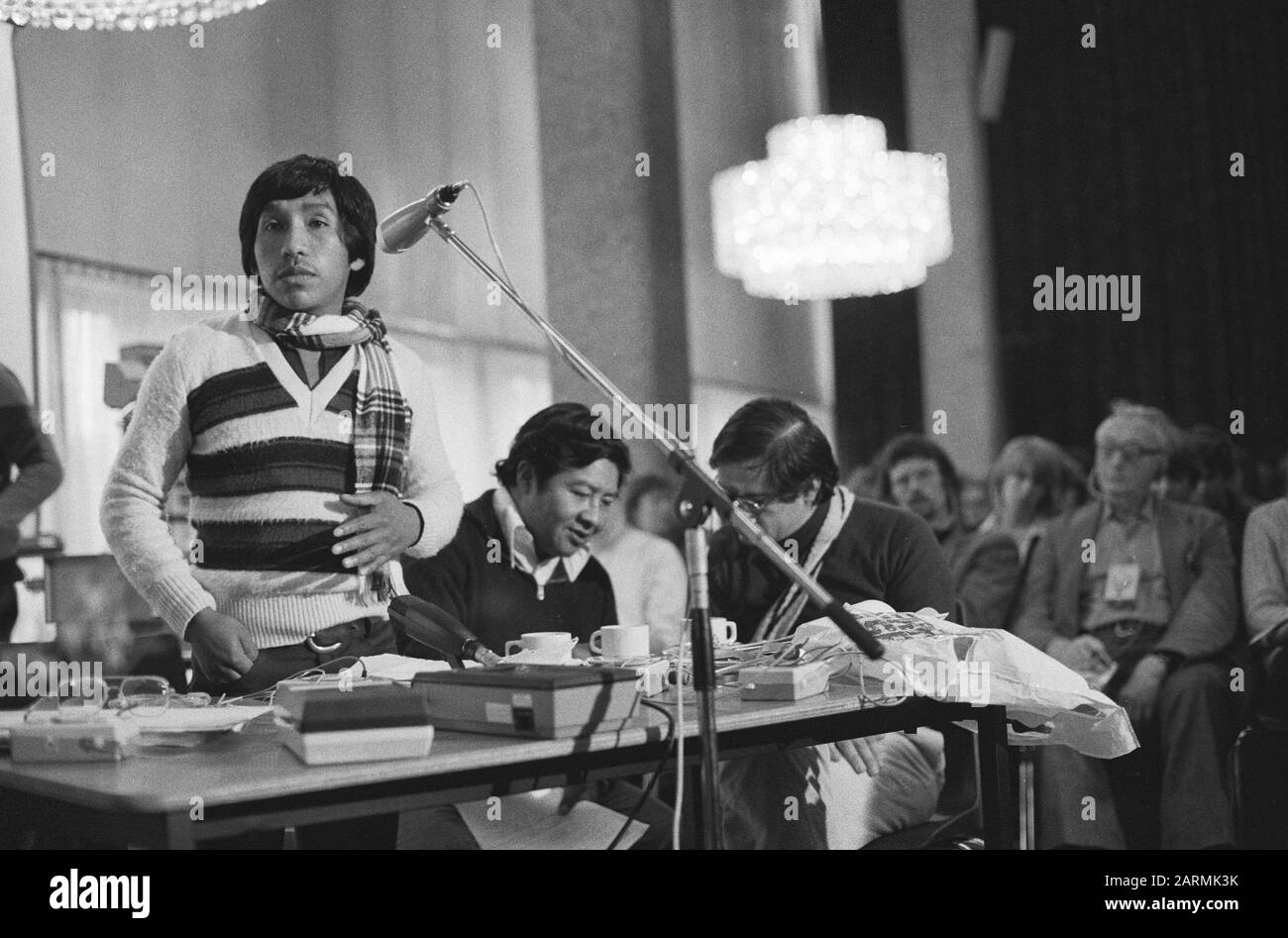 Quatrième Tribunal Russel sur les droits des Indiens des Amériques à de Doelen à Rotterdam, déclaration de Cric-Indian de Columbia Date : 24 novembre 1980 lieu : Rotterdam, Zuid-Holland mots clés : Indian Nom de l'institution : Doelen, The, Russell-Tribunal Banque D'Images