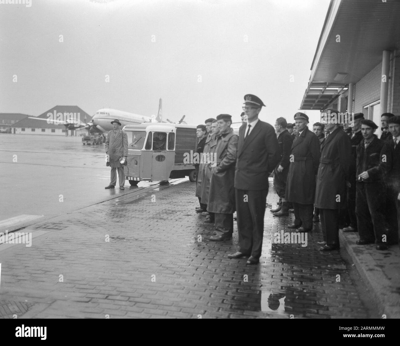 Deux minutes de silence à Schiphol Marechaussee Date : 2 novembre 1961 lieu : Noord-Holland, Schiphol mots clés : MARECHAUSSEES, STILTES Banque D'Images