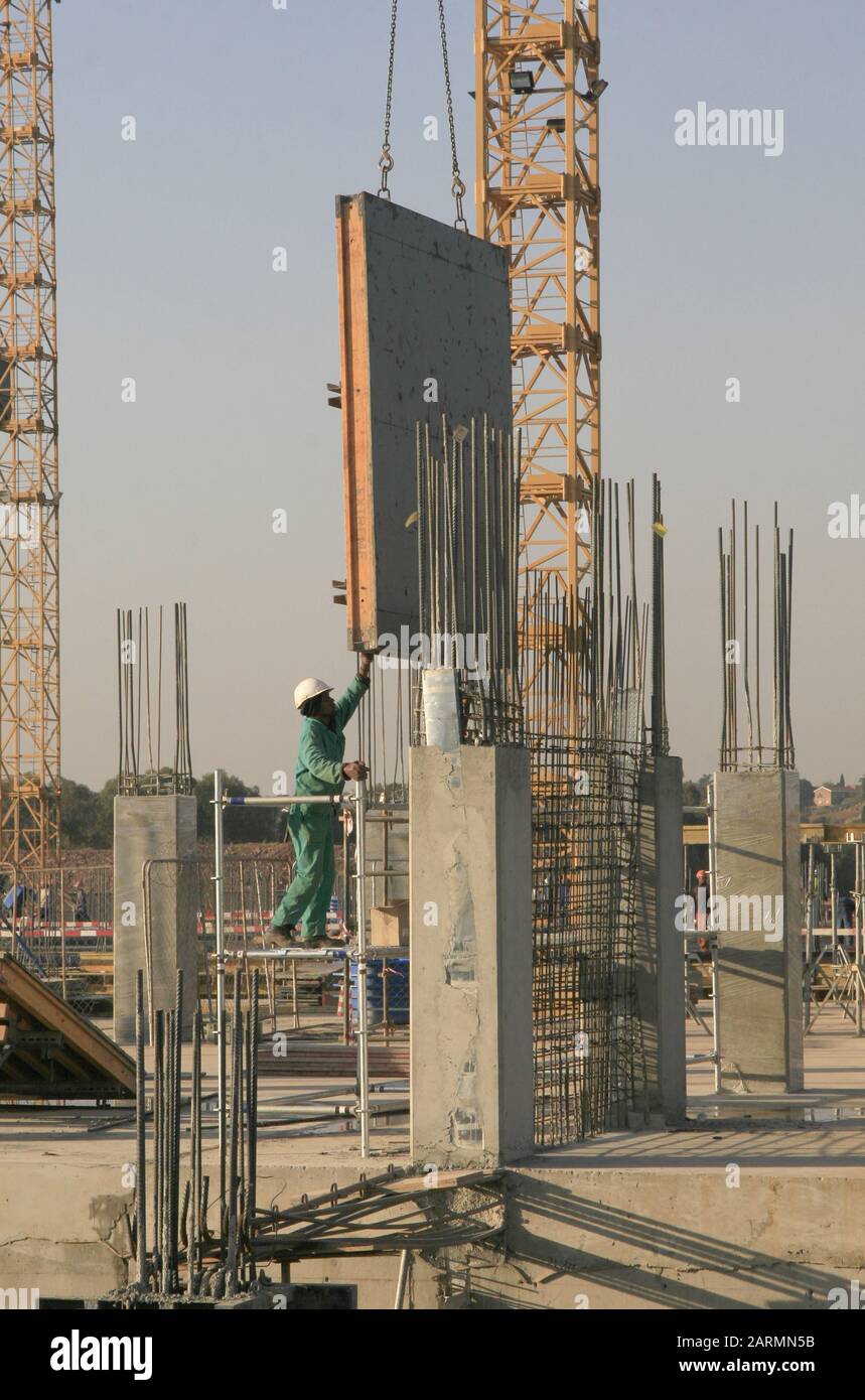 Le centre commercial de la villa lorsqu'il a commencé avec la construction pendant la phase initiale de construction en 2009, Moreleta Park, Pretoria/Thswane, Gauteng, South Afr Banque D'Images