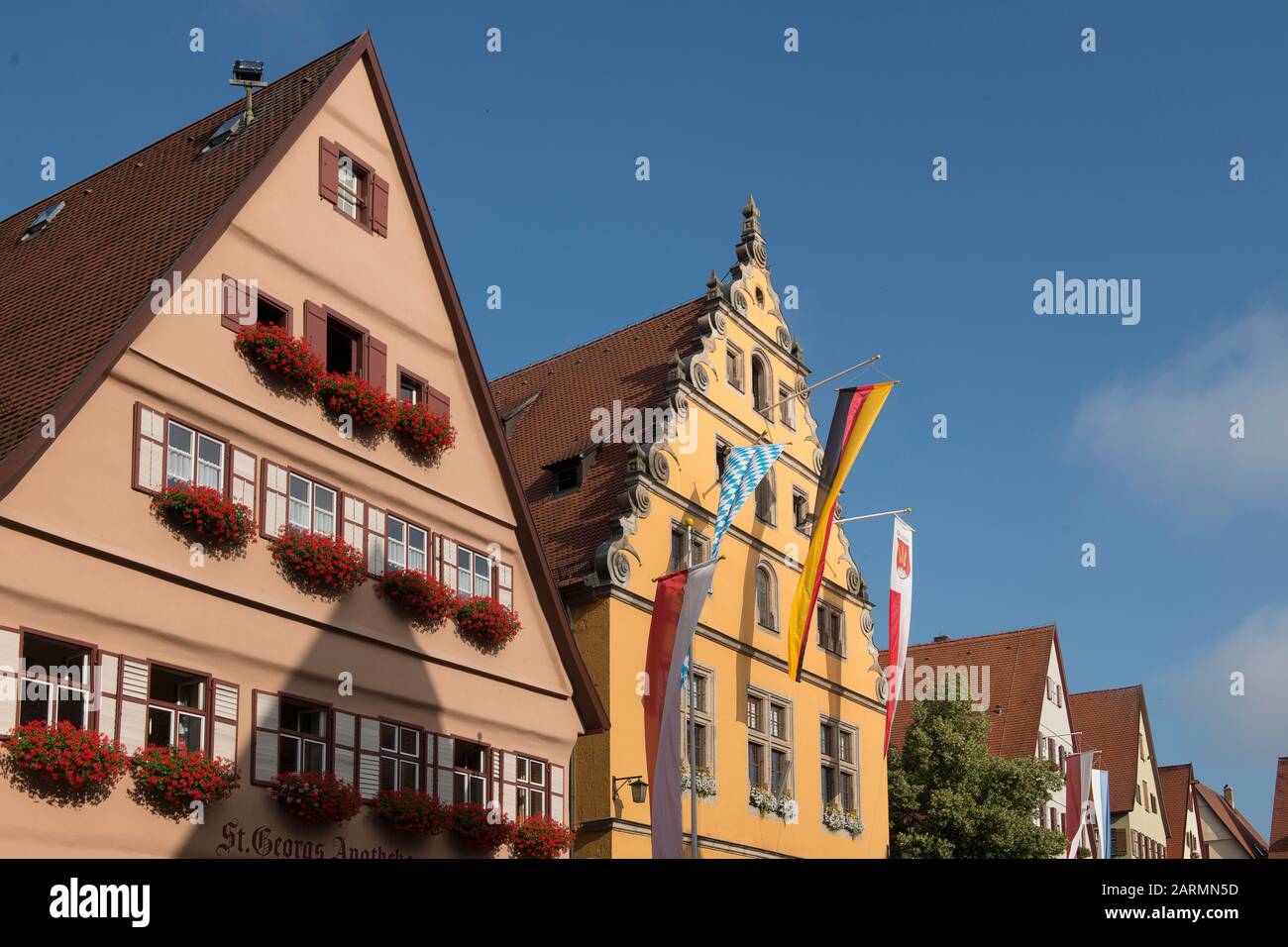 Dinkelsbühl, Allemagne - 16 juillet 2019; maisons colorées À Colombages avec drapeaux sur le marché central à Dinkelsbühl un lieu touristique et historique à Banque D'Images