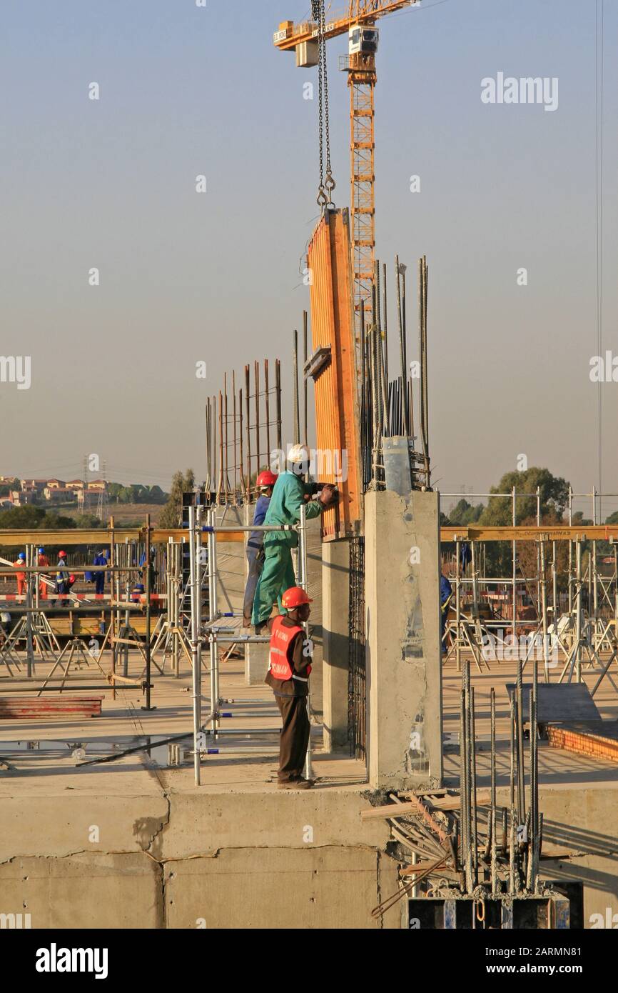 Le centre commercial de la villa lorsqu'il a commencé avec la construction pendant la phase initiale de construction en 2009, Moreleta Park, Pretoria/Thswane, Gauteng, South Afr Banque D'Images