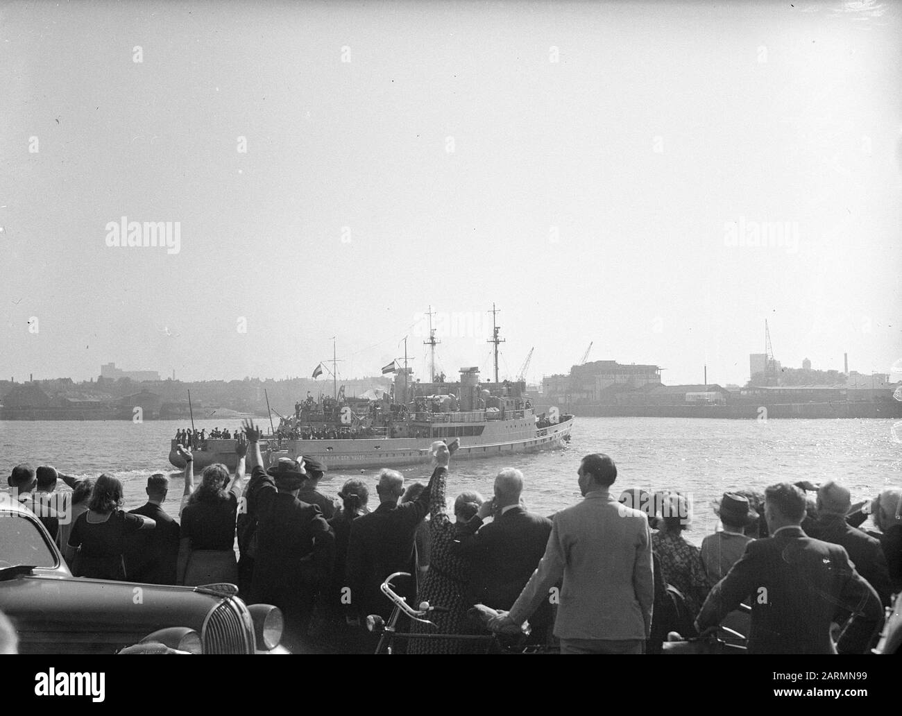 Départ Des Rh. Mme Dan. Pieter Florisz Et M. Dan. Abraham van der Hulst (l) vers l'Inde. The Abrahem van der Hulst is swung out Date : 16 septembre 1947 lieu : den Helder mots clés : Marine, bases navales, navires militaires Banque D'Images