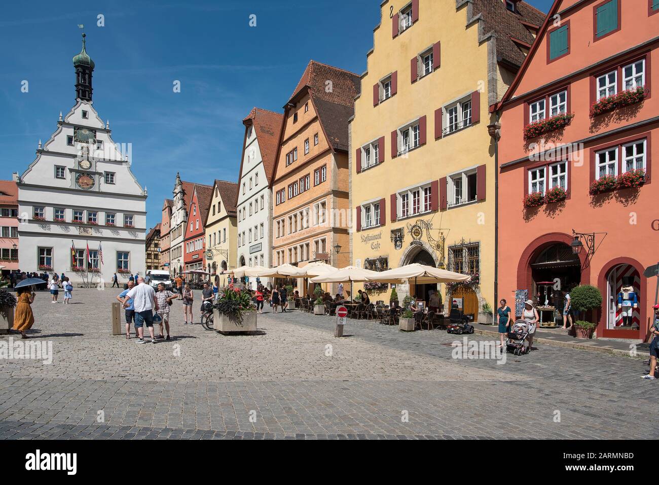 Rothenburg ob der Tauber, Allemagne - 23 juillet 2019; place centrale sur un jour ensoleillé d'été une attraction touristique dans la ville touristique Rothenburg on Banque D'Images