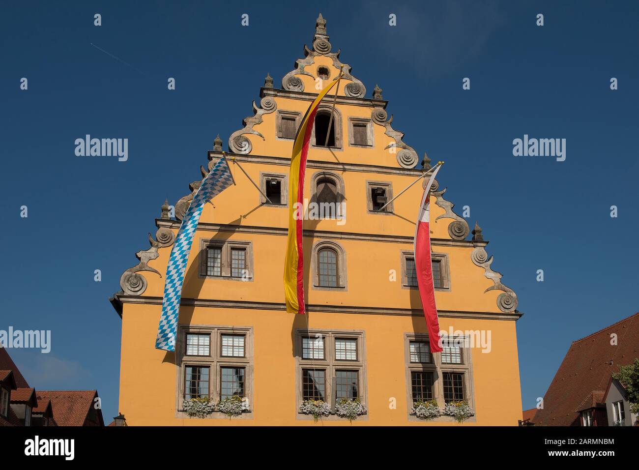 Dinkelsbühl, Allemagne - 16 juillet 2019; marché Jaune Coloré avec drapeaux sur la place centrale du marché à Dinkelsbühl un remorquage touristique et historique Banque D'Images