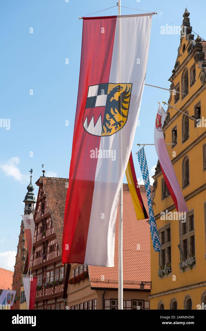 Dinkelsbühl, Allemagne - 16 juillet 2019; marché Coloré avec le drapeau du quartier Ansbach sur la place centrale du marché à Dinkelsbühl an touristique A. Banque D'Images