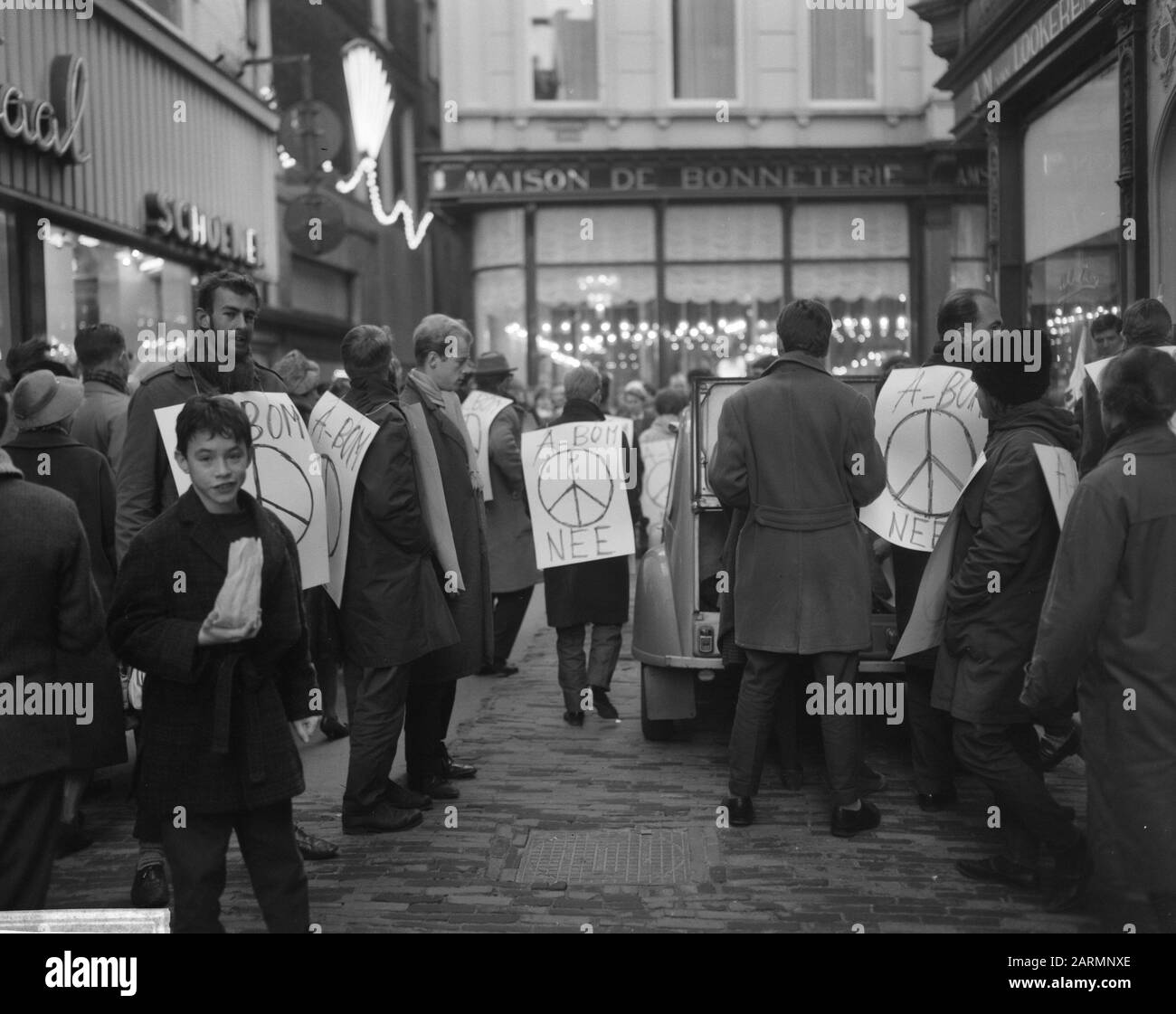 Manifestation étudiante contre A-bom à Amsterdam Date: 17 décembre 1961 lieu: Amsterdam, Noord-Holland mots clés: Démonstrations, étudiants Banque D'Images