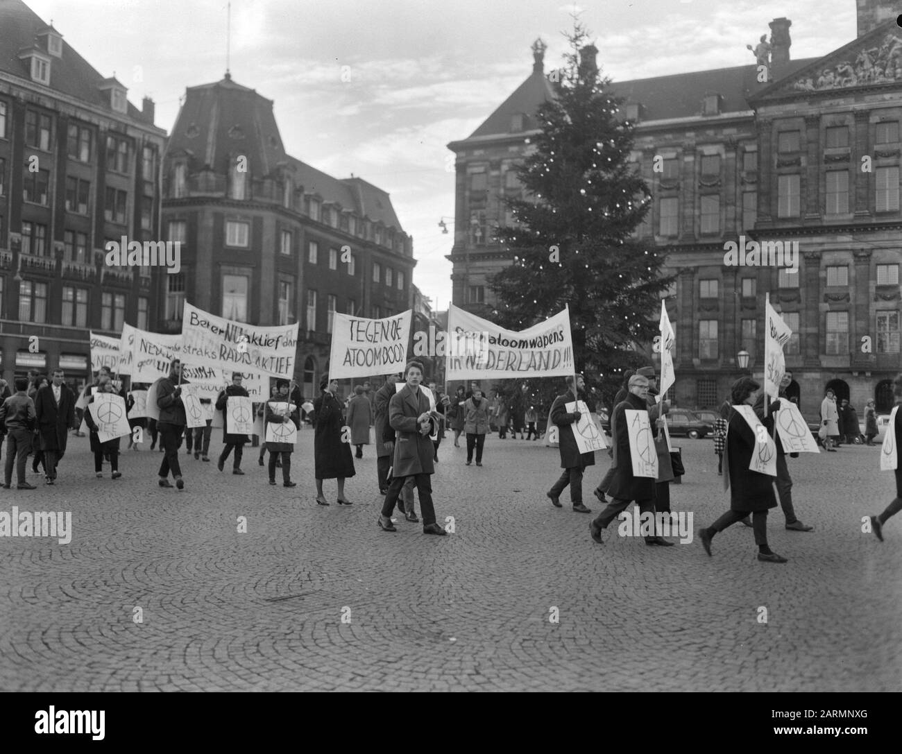 Démonstration d'étudiants contre A-bom à Amsterdam. La procession sur le barrage Datum: 17 décembre 1961 lieu: Amsterdam, Noord-Holland mots clés: Démonstrations, étudiants Banque D'Images