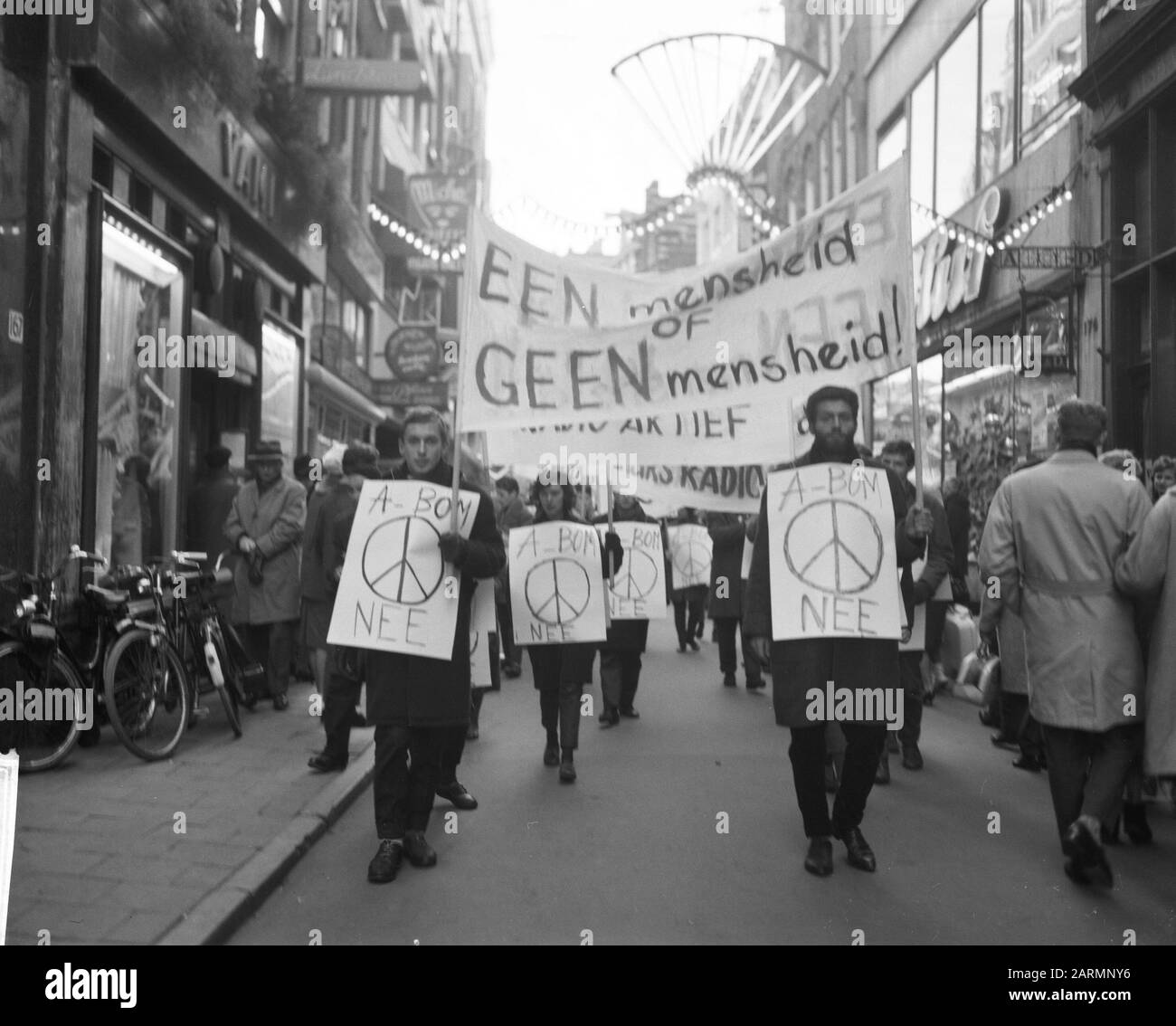 Manifestation étudiante contre A-bom à Amsterdam Date: 17 décembre 1961 lieu: Amsterdam, Noord-Holland mots clés: Démonstrations, étudiants Banque D'Images