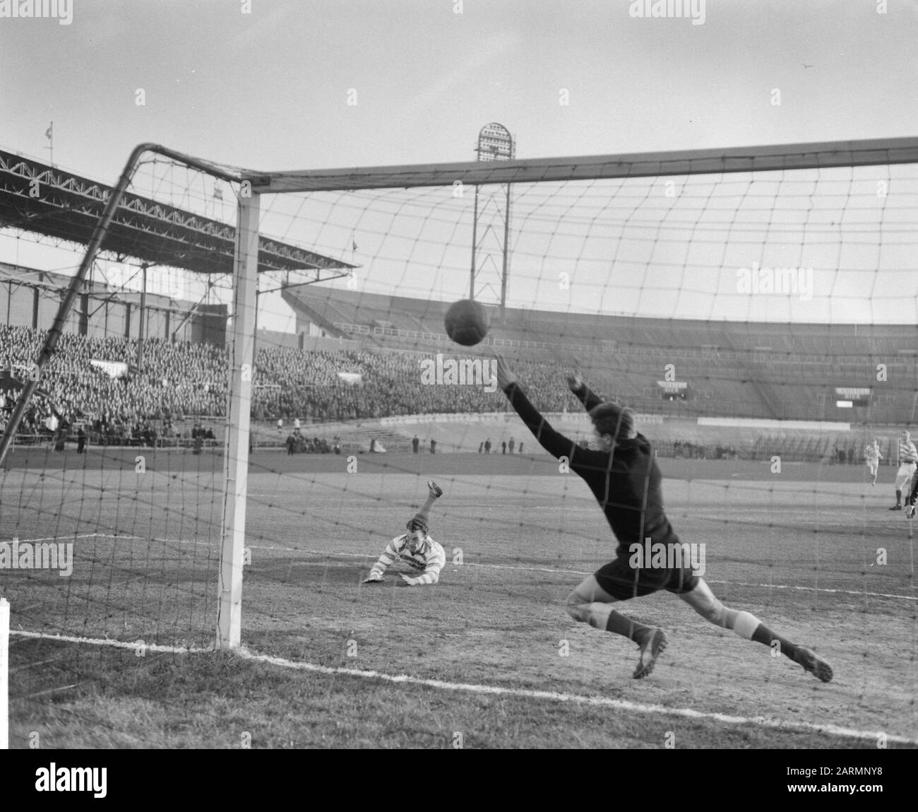 DWS vs Blue-White 0-2 Goalkeeper Jongbloed plongées à la balle Date: Décembre 17, 1961 mots clés: Gardiens de but Banque D'Images