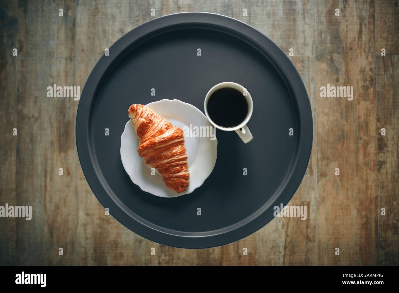 Un délicieux café noir le matin avec un croissant sur un plateau Photo  Stock - Alamy