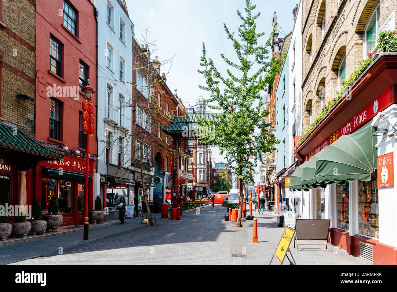 Londres, Royaume-Uni - 15 mai 2019 : vue sur le quartier chinois de Londres avec restaurants chinois, boulangeries et boutiques de souvenirs dans la région de Soho. Banque D'Images